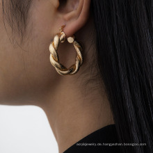 Mode und atmosphärische gefrostete Ohrringe für Frauen, französische retro verdrehte geometrische Ohrringe